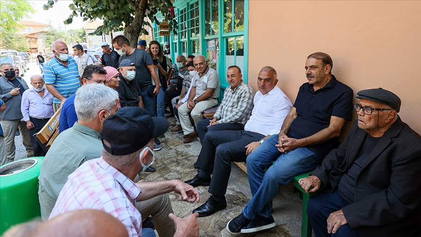 Bakanlar Çavuşoğlu ve Ersoy, Antalya'da orman yangınından etkilenen bölgeleri inceledi