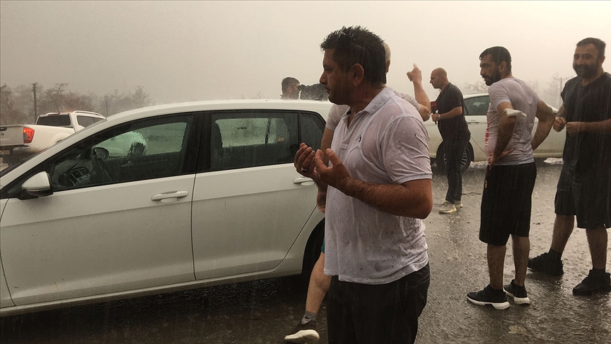 Orman yangının etkilediği Kalemler Mahallesi'nde vatandaşların sağanak mutluluğu