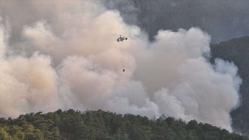 Muğla'da devam eden 5 yangına havadan ve karadan müdahale ediliyor