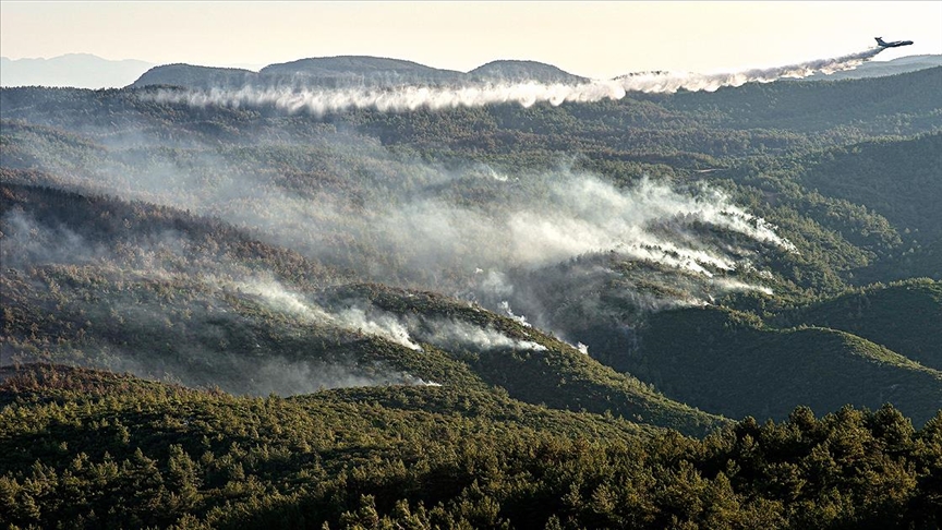 "Kentteki yangınlara 7 Uçak, 39 Helikopter, 2 İHA, 10 bin 547 personel, 2 bin 545 araçla müdahale edildi"