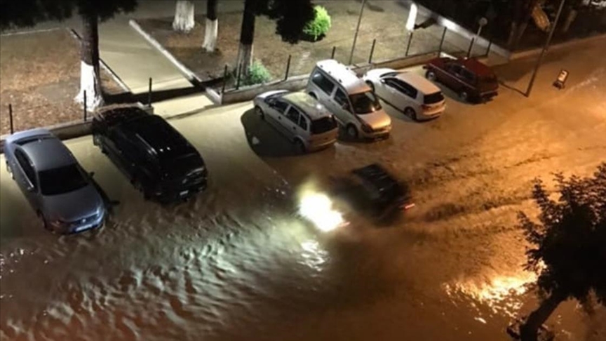 Sinop'ta sağanak su baskınlarına neden oldu!