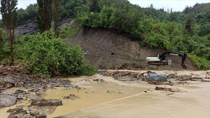 Ayancık'ta sağanağın ardından çay taştı, evleri ve iş yerlerini su bastı!
