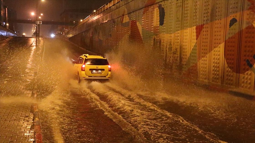 Karabük'te sağanak su baskınlarına neden oldu!