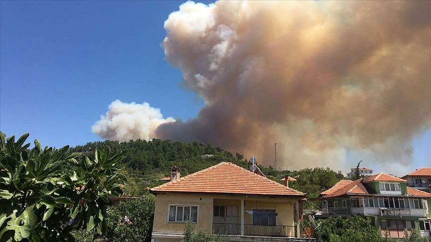 Burdur'un Bucak ilçesindeki orman yangını nedeniyle bazı mahalle ve köyler boşaltıldı