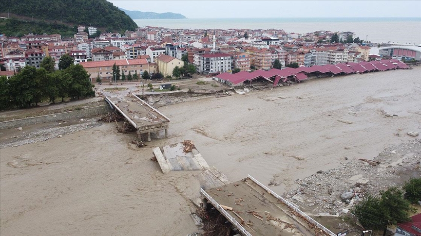 Ayancık ilçesinde selin yol açtığı tahribat görüntülendi