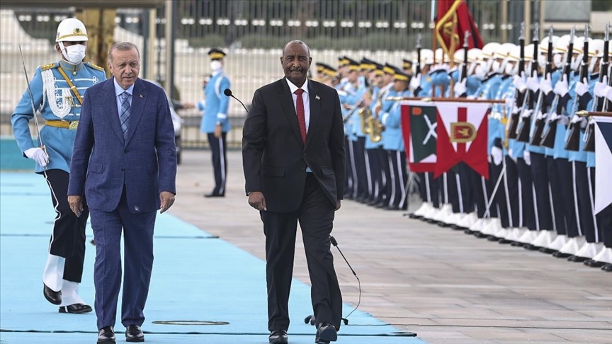 Cumhurbaşkanı Erdoğan Sudan Egemenlik Konseyi Başkanı Burhan'ı resmi törenle karşıladı