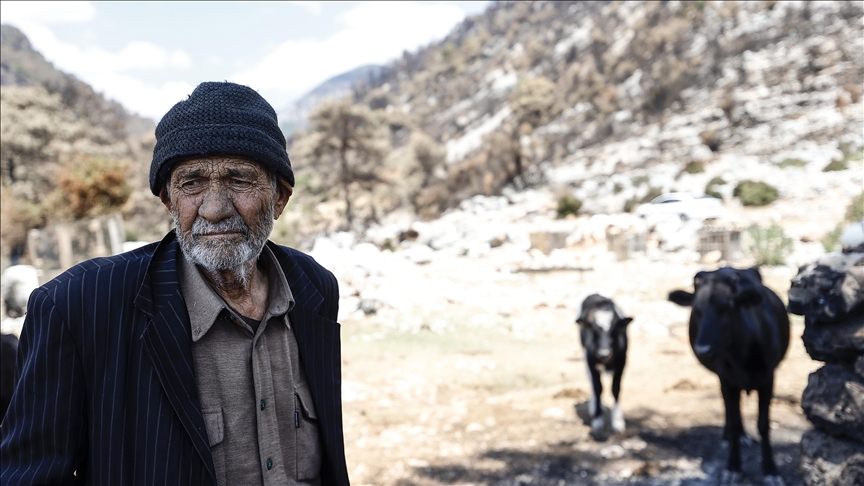 Hayvanlarının yanarak telef olmasının acısını yaşayan çoban, hasar gören evini terk etmiyor