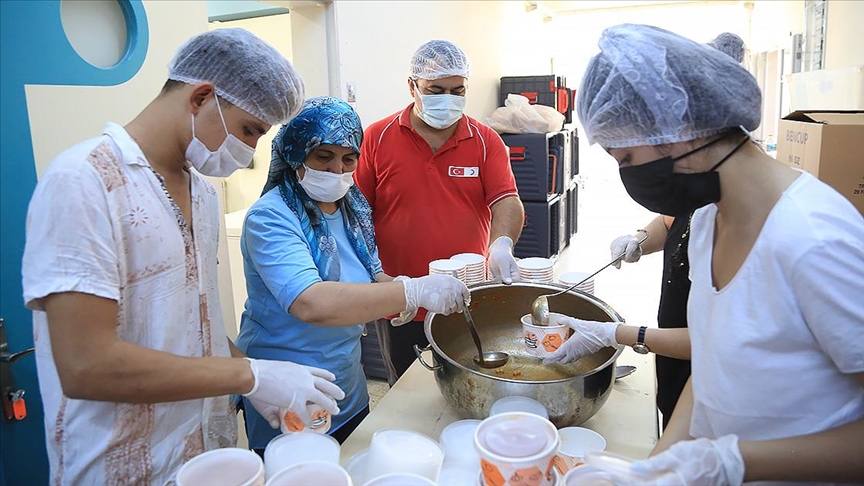 Muğla'daki orman yangınlardan etkilenen afetzedelere yemek yardımı yapılıyor