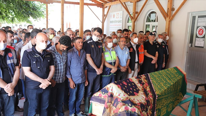 Bakanlar Kurum ve Karaismailoğlu, selde hayatını kaybeden Demirkol'un Sinop'taki cenazeye katıldı