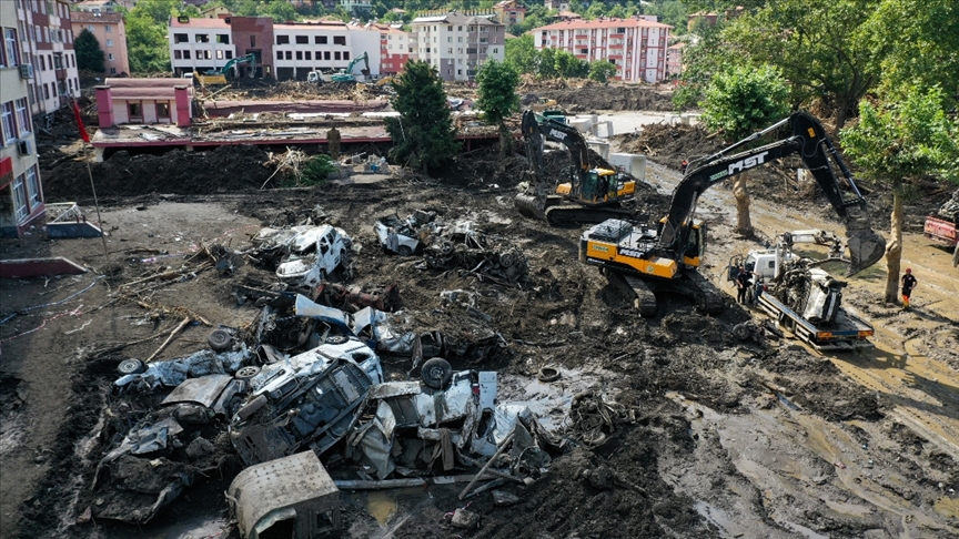 Kastamonu'nun Bozkurt ilçesindeki arama kurtarma ve enkaz kaldırma çalışmaları aralıksız sürüyor