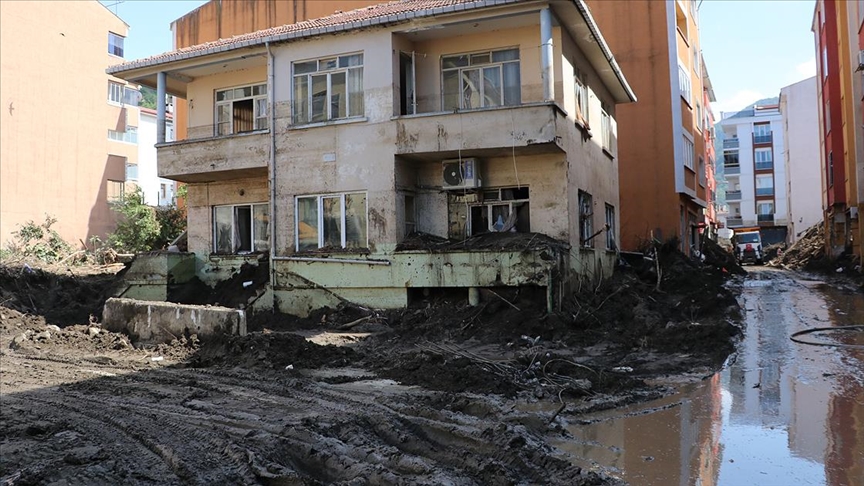 Sel sularının 5 metreye çıktığı Bozkurt'ta selin izleri binaların duvarlarında kaldı