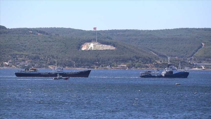 Rus donanmasına ait arızalı tanker Çanakkale Boğazı'ndan geçirildi!