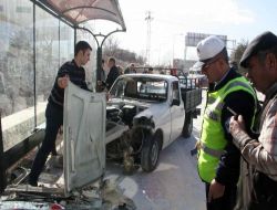 Lastiği Patlayan Kamyonet Otobüs Durağına Daldı: 7'si İran Uyruklu 10 Yaralı