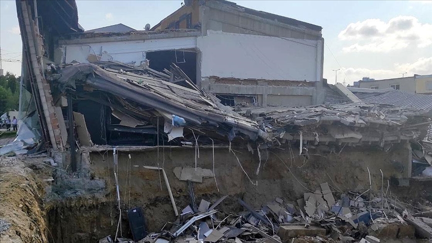 Başakşehir'de iş yeri çöktü!