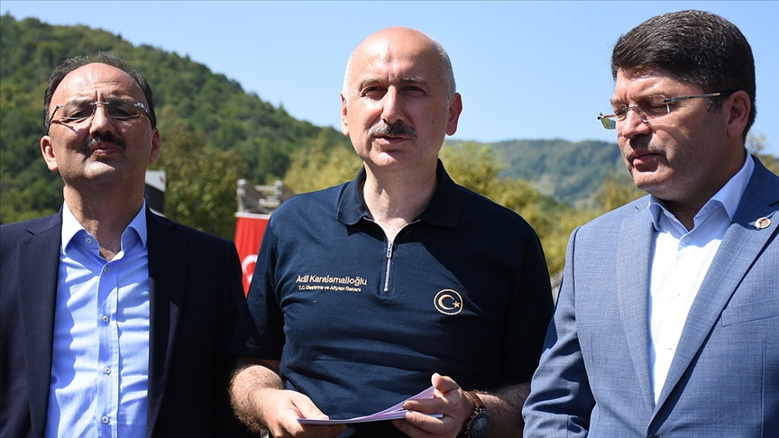 Karaismailoğlu: Kastamonu Bartın ve Sinop'ta kapanan yollarımızı açmaya başladık
