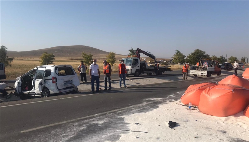 Konya'da tır ile kamyonetin çarpışması sonucu 6 kişi öldü, 2 kişi yaralandı