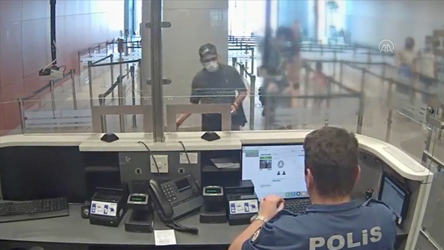 FETÖ üyesi olduğu gerekçesiyle aranan şüpheli, İstanbul Havalimanı'nda yakalandı