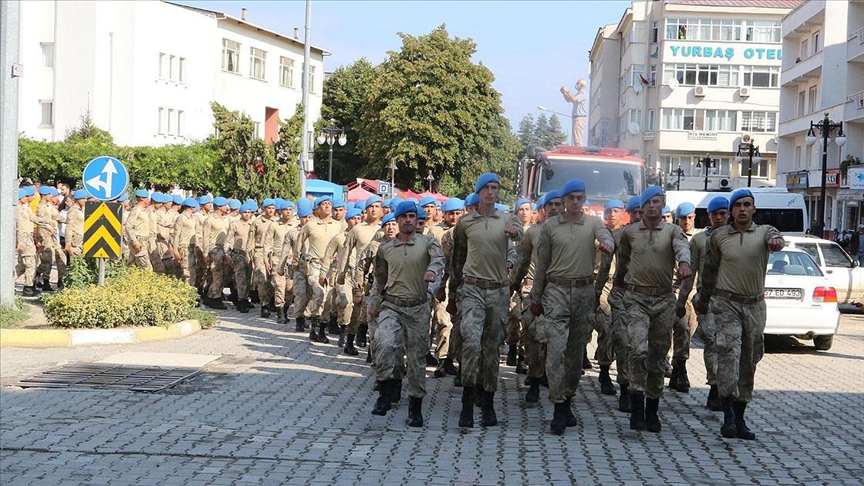 Sel nedeniyle Ayancık'ta görev yapan komandolar ilçeden alkışlarla uğurlandı