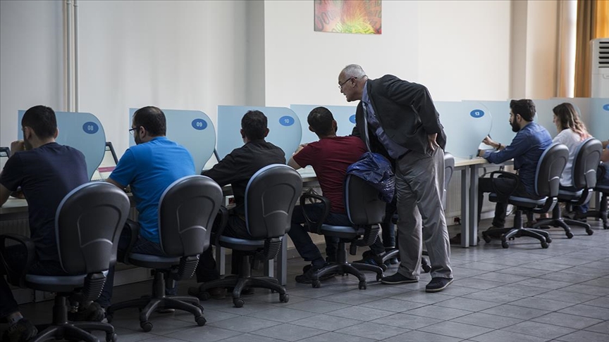 Ehliyet ve çeşitli kursların aşısız sınav görevlilerine PCR zorunluluğu