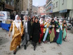 Hakkarili Kadınlar, Hastanede Yatanlara Gül Dağıttı