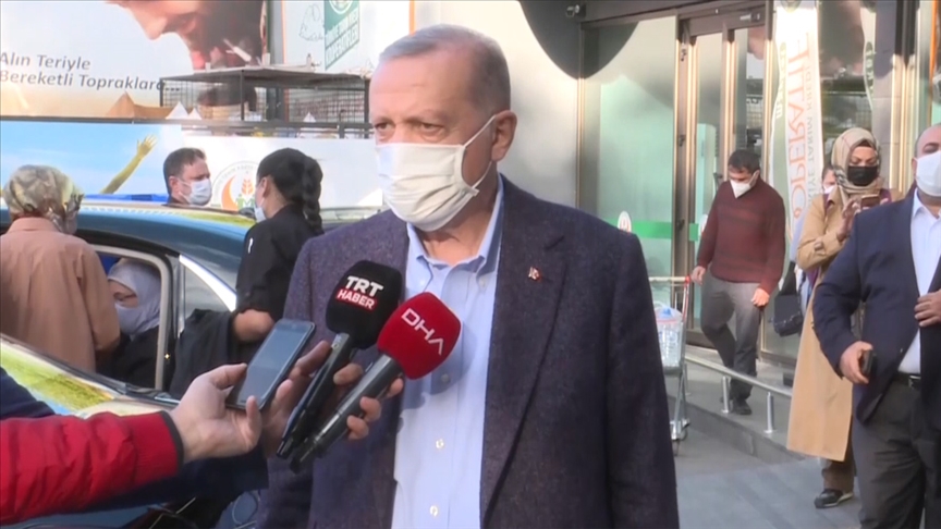 Cumhurbaşkanı Erdoğan, evinin yakınındaki bir marketi ziyaret etti