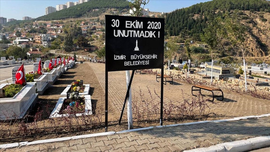 İzmir depreminde hayatını kaybedenler mezarları başında anılıyor