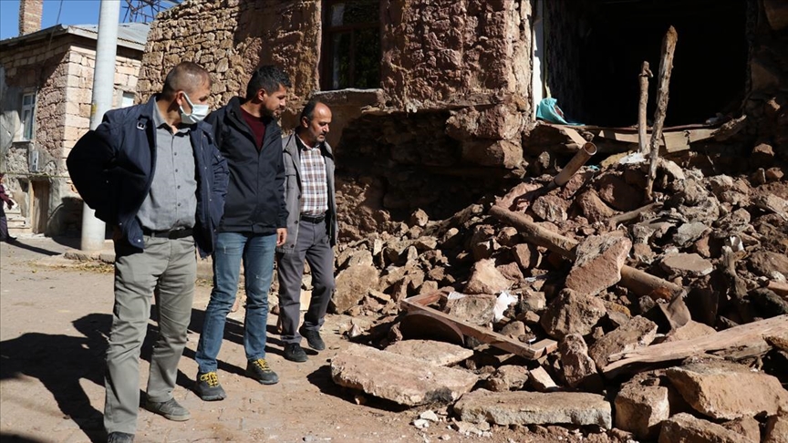 Konya'daki depremin merkez üssü Kızılören'de hasar tespit çalışmaları yapılıyor
