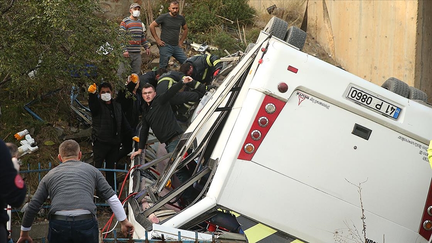 Kocaeli'de öğrenci servisinin dere yatağına devrilmesi sonucu 20 öğrenci yaralandı