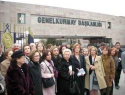 Bir Grup Kadın, Genelkurmay Başkanı'na Mektup Ve Çiçek Gönderdi!