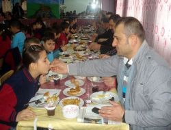 Çocuklar Babaları İle Kahvaltıda Buluşuyor