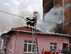 Evin Çatısında Çıkan Yangın, Vatandaşlara Korkulu Anlar Yaşattı