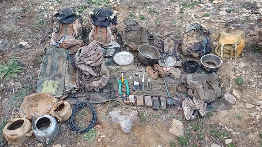 Tunceli'de teröristlerin kullandığı 9 sığınak imha edildi