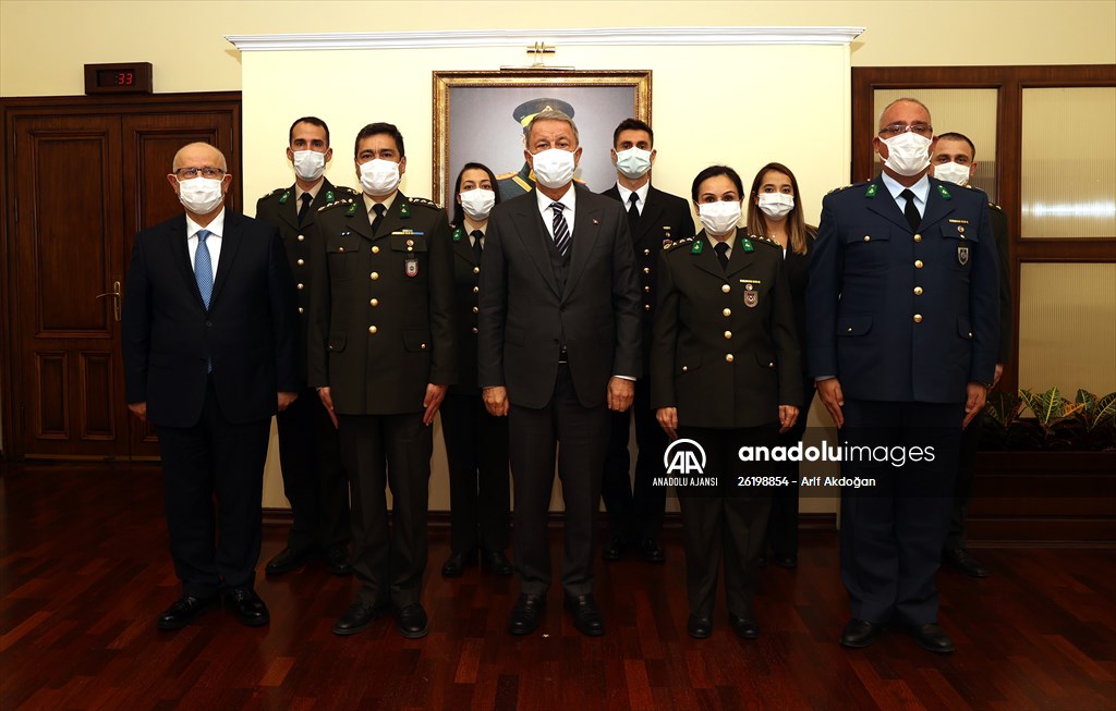 Bakan Akar, askeri öğretmenlerle bir araya geldi!