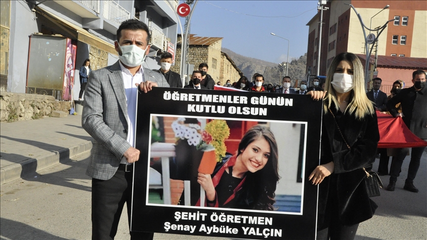 Hakkari'de öğretmenler şehit meslektaşları için yürüdü