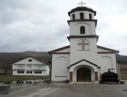 Boşnak Kadın, Bahçesine İzinsiz Yapılan Kiliseyi Kaldırmak İçin Mücadele Veriyor!!