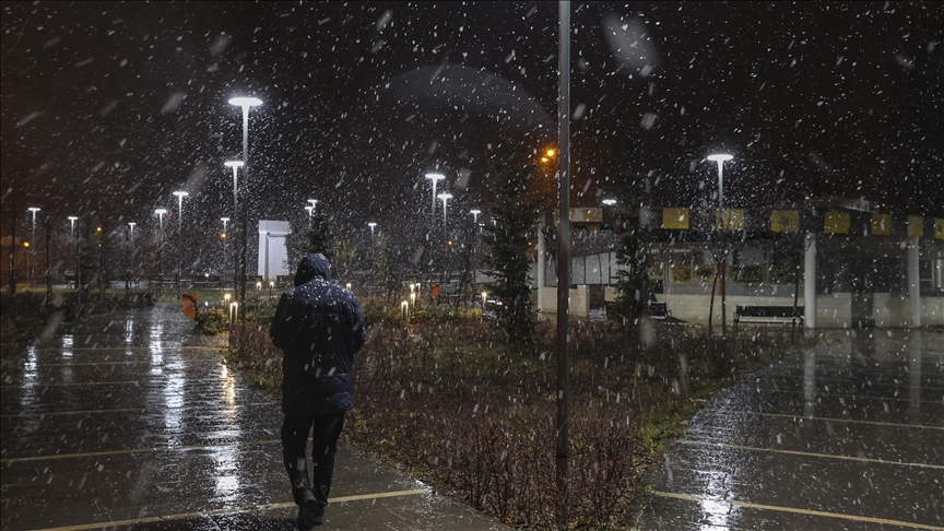 Ankara'nın yüksek kesimlerine mevsimin ilk karı düştü