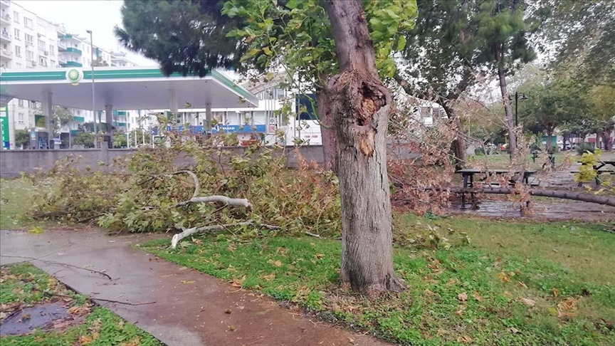 Antalya'da kuvvetli rüzgar ve sağanak etkili oluyor