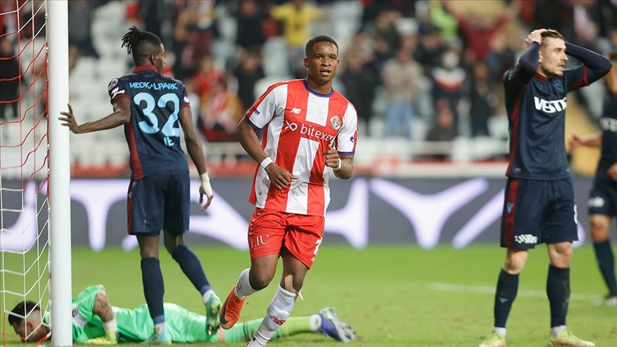 Trabzonspor'un 27 maçlık yenilmezlik serisine Antalyaspor son verdi