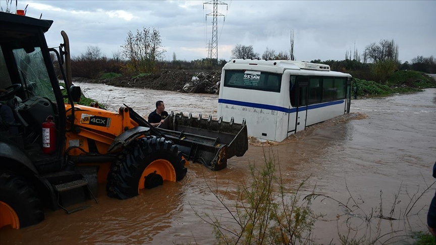 Manisa'da derede mahsur kalan midibüsteki 18 kişi kurtarıldı