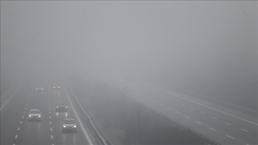 Anadolu Otoyolu'nun Düzce kesiminde sis etkili oluyor