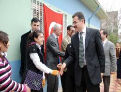 Hiç Görmedikleri Vali İle Tanışmak İçin Yağmur Altında Beklediler