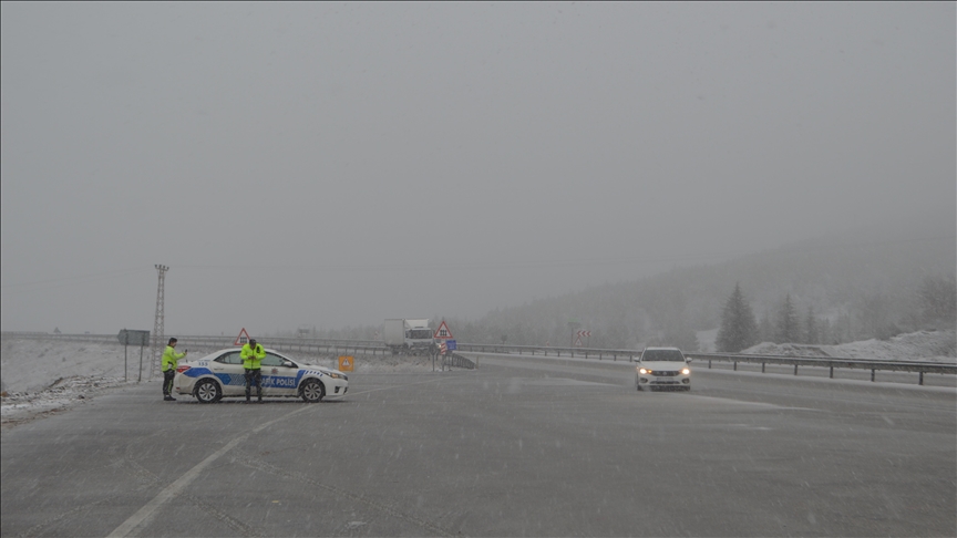 Afyonkarahisar, Bolu ve Düzce'de kar yağışı etkili oluyor