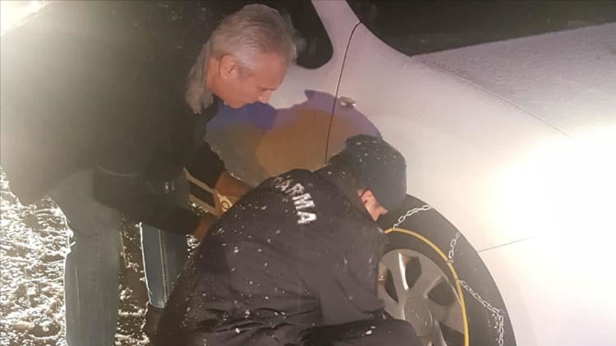 Kardan dolayı Antalya-Konya yolunda kalanlara jandarma yardım etti