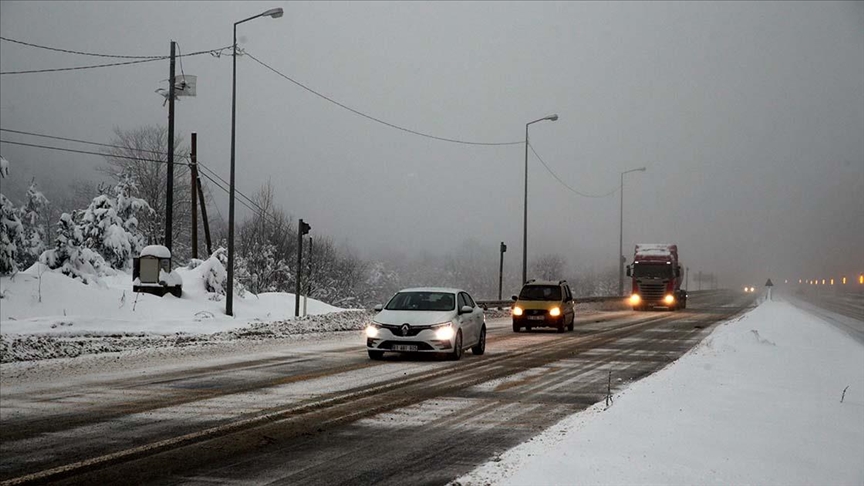 Bolu Dağı'nda kar ve sis etkili oluyor