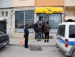 PTT Memuru, Kar Maskeli ve Silahlı Soyguncuları Sandalye İle Püskürttü!