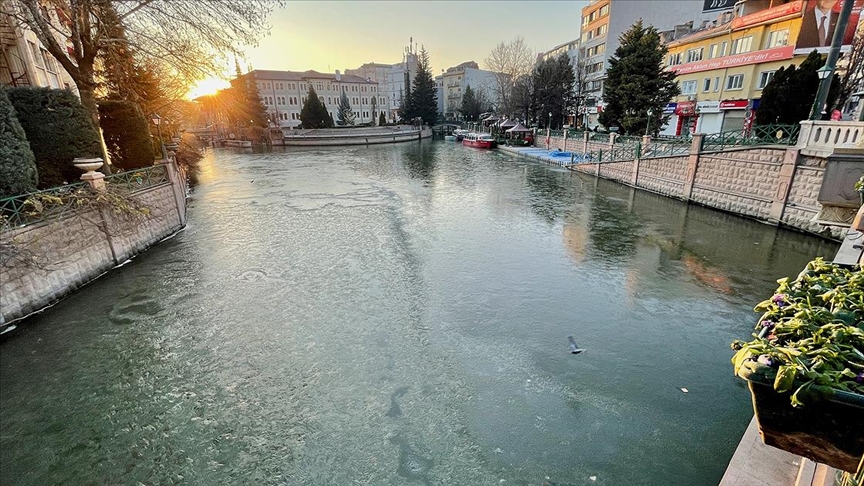 Eskişehir'den geçen Porsuk Çayı buz tuttu!