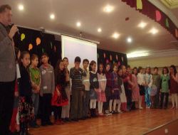Öğrenciler Okudukları Şiirlerle Anne Ve Babalarını Duygulandırdı