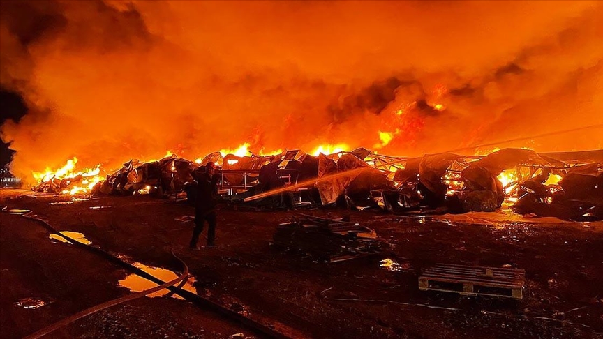Düzce'de mobilya fabrikasında çıkan yangın söndürüldü