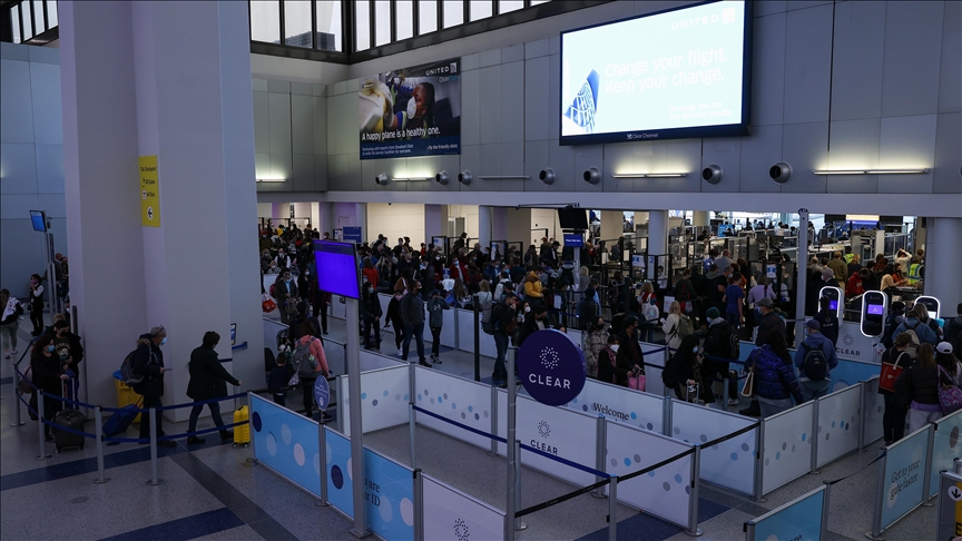 Omicron ABD'de 2 günde 12 bin 500'ün üzerinde uçak seferini olumsuz etkiledi