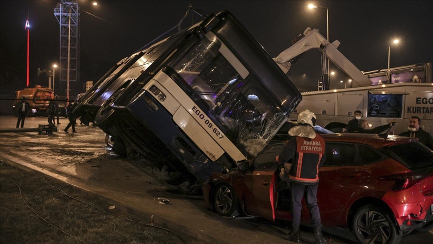 EGO otobüsü otomobillerin üzerine devrildi, 16 kişi yaralandı
